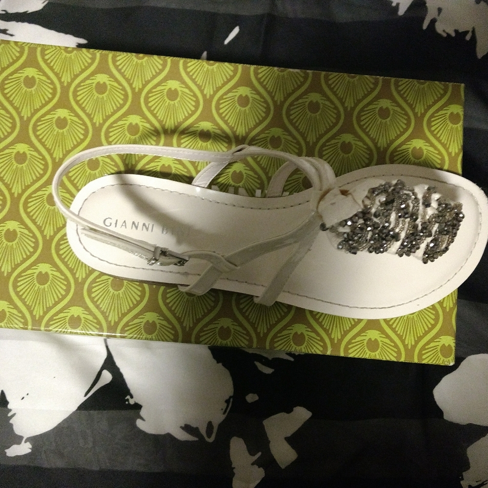 Gianni Bini white flats